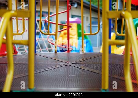 Une photo en gros plan d'un gymnase jungle coloré dans un terrain de jeu avec plancher en acier et rails. Banque D'Images