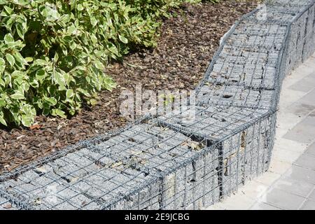 Clôture moderne de Gabion avec pierres en treillis métallique. Treillis en treillis de gabion avec pierres naturelles. Aménagement paysager. Banque D'Images