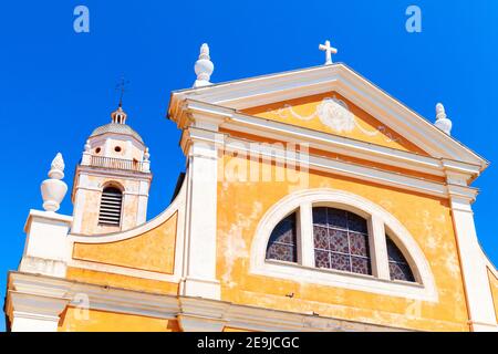 Cathédrale notre-Dame de l'Assomption d'Ajaccio. La façade se fragmente sous le ciel bleu par temps ensoleillé Banque D'Images