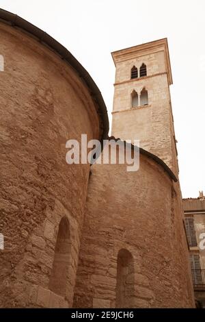 Église Sainte-Marie-majeure de Bonifacio. C'est une église dans la vieille ville de Bonifacio, Corse. Photo verticale avec clocher Banque D'Images