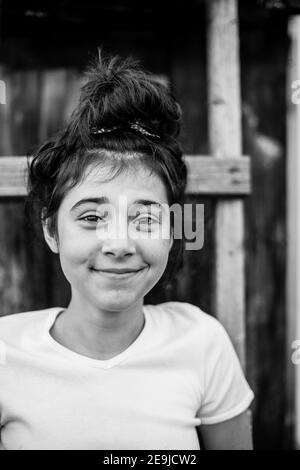 Portrait d'un téengirl avec des yeux expressifs. Photo en noir et blanc. Banque D'Images