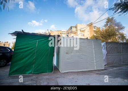 Trois Sukkot placés sur la route pendant la fête juive appelée Sukkot, Jérusalem, Israël. Banque D'Images