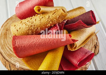 Pastille de fruits doux et purs en petits pains. Bonbons sains - pastilles, chips de fruits. Bonbons naturels de baies et de fruits. Alimentation en vitamines et aliments végétaliens Banque D'Images