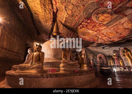 Statues de Bouddha dans le temple de la grotte royale de Dambulla et le temple d'or. Anciennes statues de rochers avides, art bouddhiste célèbre lieu religieux au Sri Lanka Banque D'Images