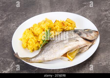 Poisson à la vapeur Dorada avec riz et citron Banque D'Images