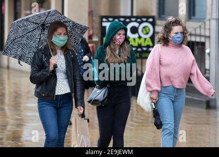 Photo du dossier datée du 29/06/20 des acheteurs le long de Princes Street à Édimbourg. La chute des acheteurs a « fait un pas » dans le dernier verrouillage, tombant d'un peu moins de 75 %, un organisme de l'industrie a découvert. Date de publication : vendredi 5 février 2021. Banque D'Images