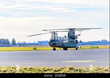 Hoersching, Autriche, 04 février 2021, Boeing CH-47 Chinook de l'armée américaine ayant un arrêt de char à l'aéroport de linz Banque D'Images