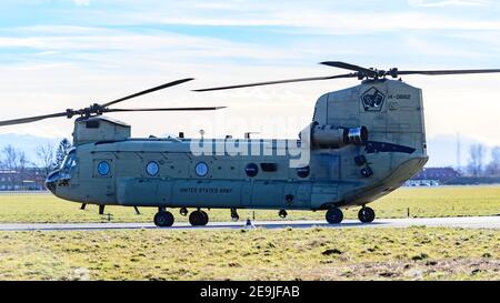 Hoersching, Autriche, 04 février 2021, Boeing CH-47 Chinook de l'armée américaine ayant un arrêt de char à l'aéroport de linz Banque D'Images