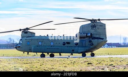 Hoersching, Autriche, 04 février 2021, Boeing CH-47 Chinook de l'armée américaine ayant un arrêt de char à l'aéroport de linz Banque D'Images