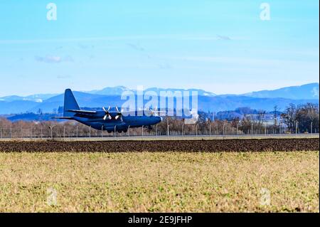 Hoersching, Autriche, 04 février 2021, Lockheed C-130 hercules de l'armée de l'air autrichienne débarquant à l'aéroport de linz Banque D'Images