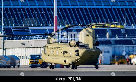 Hoersching, Autriche, 04 février 2021, Boeing CH-47 Chinook de l'armée américaine ayant un arrêt de char à l'aéroport de linz Banque D'Images