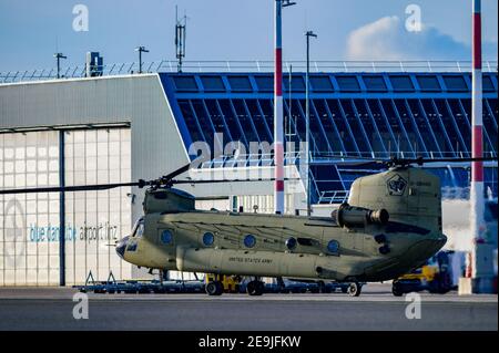 Hoersching, Autriche, 04 février 2021, Boeing CH-47 Chinook de l'armée américaine ayant un arrêt de char à l'aéroport de linz Banque D'Images