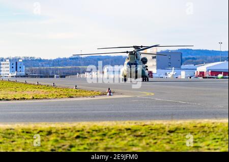 Hoersching, Autriche, 04 février 2021, Boeing CH-47 Chinook de l'armée américaine ayant un arrêt de char à l'aéroport de linz Banque D'Images