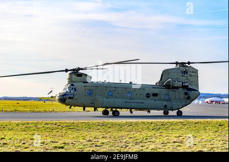 Hoersching, Autriche, 04 février 2021, Boeing CH-47 Chinook de l'armée américaine ayant un arrêt de char à l'aéroport de linz Banque D'Images