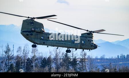 Hoersching, Autriche, 04 février 2021, Boeing CH-47 Chinook de l'armée américaine ayant un arrêt de char à l'aéroport de linz Banque D'Images