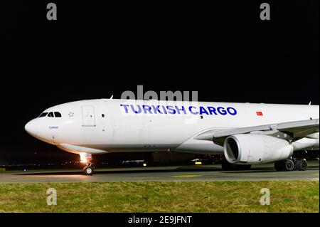 Hoersching, Autriche, 04 février 2021, Airbus A-330-200 de cargaison turque au départ de l'aéroport de linz Banque D'Images