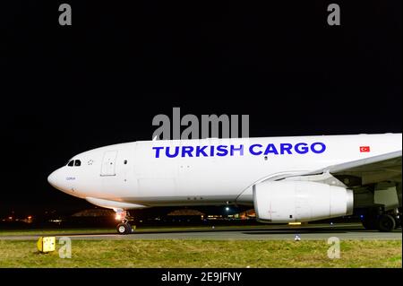 Hoersching, Autriche, 04 février 2021, Airbus A-330-200 de cargaison turque au départ de l'aéroport de linz Banque D'Images