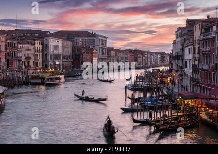 Trafic sur le Grand Canal depuis le pont du Rialto au coucher du soleil à Venise, Vénétie, Italie Banque D'Images
