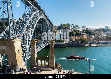 Vue depuis le niveau intermédiaire sur le fleuve Douro et le pont Dom Luis I, Porto, Portugal, 06 octobre 2018. Banque D'Images