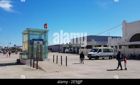 Portugal, Lisbonne, 02 octobre 2018 : ascenseur ou entrée à la station de métro Terreiro do Paco sur le remblai de Lisbonne. Banque D'Images