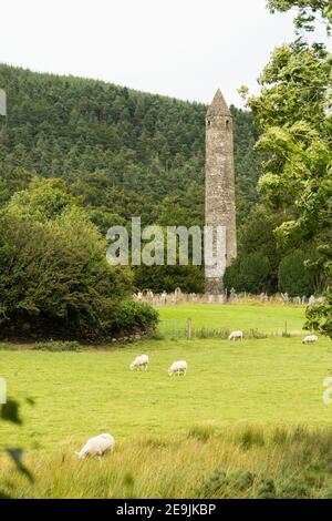 Vue sur le monastère de Saint-Kevin, Glendalough, comté de Wicklow, Irlande Banque D'Images