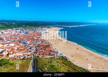 Vue aérienne de la ville balnéaire portugaise de Nazaré Banque D'Images