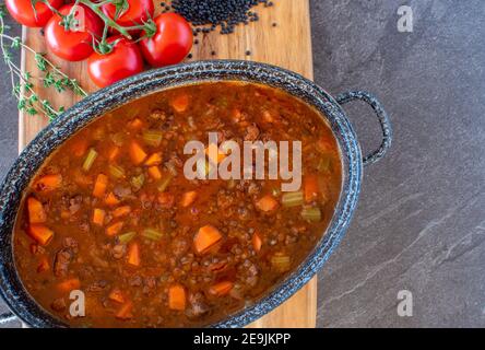 ragoût de lentille oriantale avec viande hachée dans une casserole de ci-dessus Banque D'Images