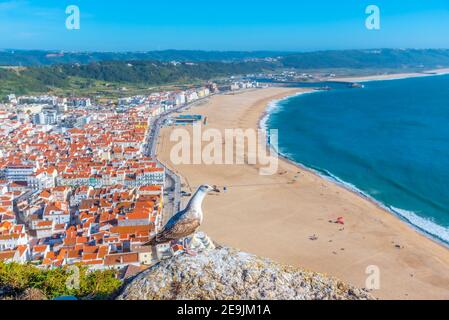 Vue aérienne de la ville balnéaire portugaise de Nazaré Banque D'Images