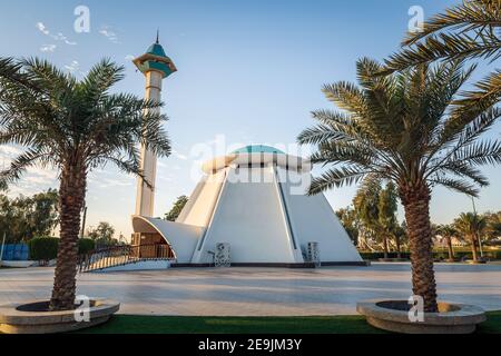 Magnifique Masjid dans le parc du roi Fahad Dammam Arabie Saoudite avec ciel bleu clair vue de fond. Banque D'Images