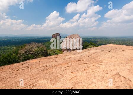 Rock au premier plan. Vue de Pidurangala sur le Sigiriya Lions Rock. Au Sri Lanka. Lumière du jour du ciel bleu, vue panoramique Banque D'Images