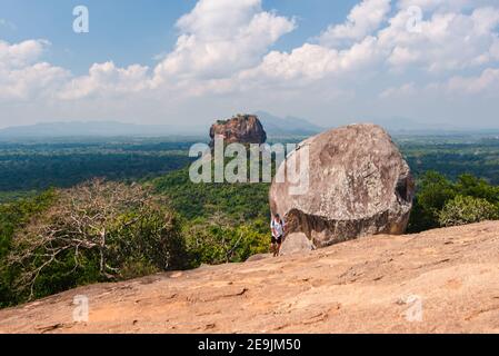 Rock au premier plan. Vue de Pidurangala sur le Sigiriya Lions Rock. Au Sri Lanka. Lumière du jour du ciel bleu, vue panoramique Banque D'Images