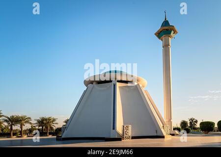 Magnifique Masjid dans le parc du roi Fahad à Dammam Arabie Saoudite avec vue sur fond ciel bleu clair. Banque D'Images
