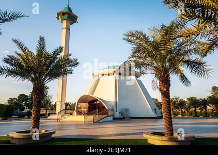 Magnifique Masjid dans le parc du roi Fahad Dammam Arabie Saoudite avec ciel bleu clair vue de fond. Banque D'Images