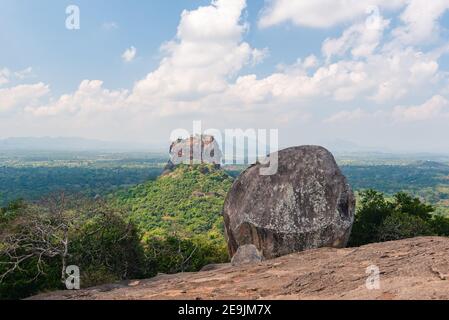 Rock au premier plan. Vue de Pidurangala sur le Sigiriya Lions Rock. Au Sri Lanka. Lumière du jour du ciel bleu, vue panoramique Banque D'Images