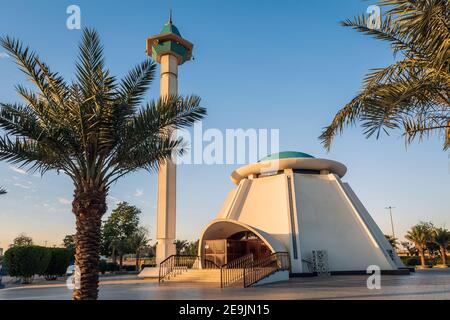 Magnifique Masjid dans le parc du roi Fahad à Dammam, Arabie Saoudite avec vue sur fond ciel bleu clair. Banque D'Images