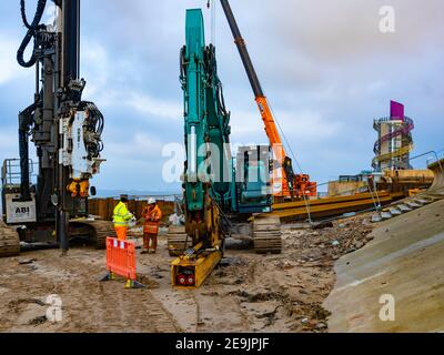 Construction du nouveau Regent Cinema sur le front de mer à Redcar machine de palpage pour l'installation de palplanches Banque D'Images