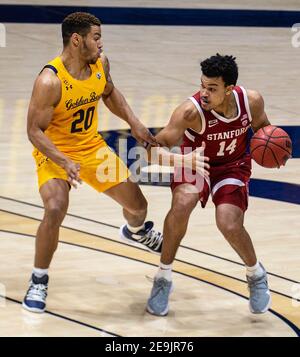 Hass Pavilion Berkeley Calif, États-Unis. 04e fév. 2021. CA U.S.A. Stanford Cardinal Forward Spencer Jones (14) se dirige vers le panier pendant le jeu NCAA Homme de basket-ball entre Stanford Cardinal et la Californie Golden Bears 70-55 gagner au Hass Pavilion Berkeley Calif. Thurman James/CSM/Alay Live News Banque D'Images