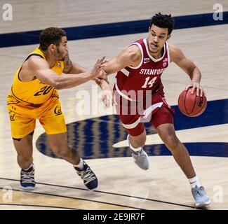 Hass Pavilion Berkeley Calif, États-Unis. 04e fév. 2021. CA U.S.A. Stanford Cardinal Forward Spencer Jones (14) se dirige vers le panier pendant le jeu NCAA Homme de basket-ball entre Stanford Cardinal et la Californie Golden Bears 70-55 gagner au Hass Pavilion Berkeley Calif. Thurman James/CSM/Alay Live News Banque D'Images