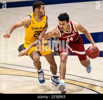 Hass Pavilion Berkeley Calif, États-Unis. 04e fév. 2021. CA U.S.A. Stanford Cardinal Forward Spencer Jones (14) se dirige vers le panier pendant le jeu NCAA Homme de basket-ball entre Stanford Cardinal et la Californie Golden Bears 70-55 gagner au Hass Pavilion Berkeley Calif. Thurman James/CSM/Alay Live News Banque D'Images