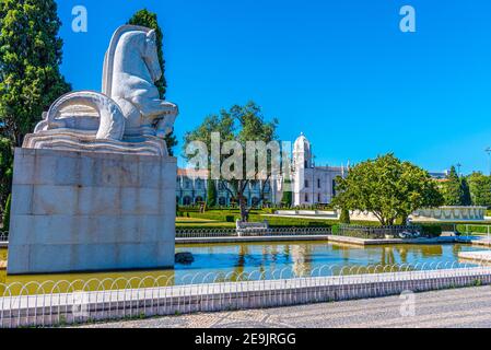 Vue de mosteiro dos Jeronimos par praca do imperio à Belem, Lisbonne, Portugal Banque D'Images