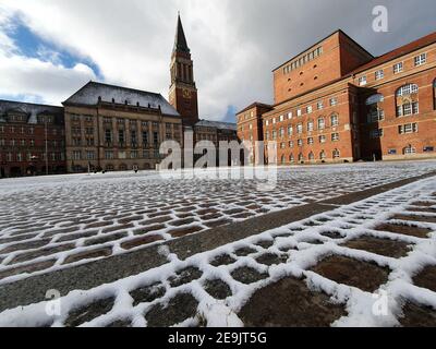 Neige sur la place en face de l'hôtel de ville de Kiel et de l'Opéra de Kiel, en Allemagne Banque D'Images