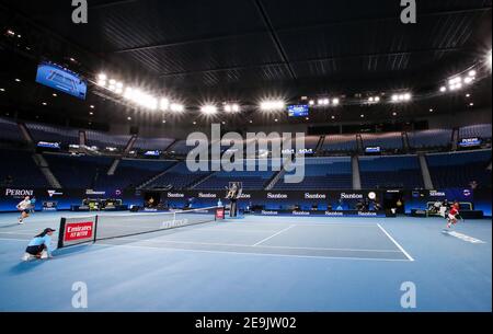 Melbourne, Australie. 5 février 2021. Novak Djokovic de Serbie et Alexander Zverev (L) d'Allemagne participent au groupe DE la coupe ATP UN match entre la Serbie et l'Allemagne à Melbourne, en Australie, le 5 février 2021. Credit: Bai Xuefei/Xinhua/Alay Live News Banque D'Images