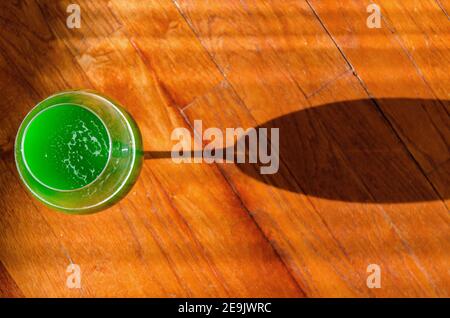 Concept de la Saint Patrick. Verre de bière verte sur fond en bois de près. Carte de vœux. Copier l'espace. Vue de dessus. Banque D'Images