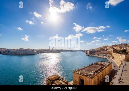 port principal de la valette, malte, dans un après-midi ensoleillé, des jardins du barrakka inférieur Banque D'Images