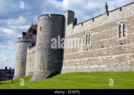 Imposantes murailles du château de Windsor vues depuis High Street de la ville. Berkshire. Banque D'Images