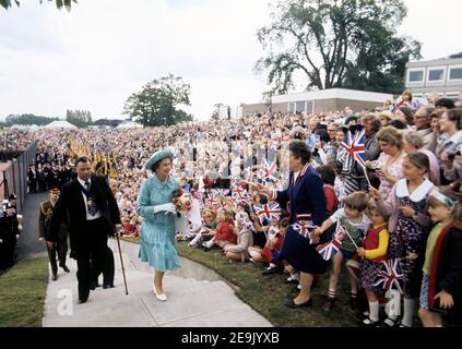 Photo du dossier datée du 28/07/77, la reine Elizabeth II étant accueillie par une foule énorme sur un terrain de sport à Butterley Hall, près de Chesterfield, lors de sa visite du Jubilé d'argent en Grande-Bretagne. La Reine aura régné comme monarque pendant 69 ans samedi. Banque D'Images