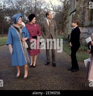 Photo du dossier datée du 06/02/77, de la reine Elizabeth II, accompagnée de la reine mère, du duc d'Édimbourg et du prince Edward, à la chapelle royale du Grand parc de Windsor, lorsqu'ils ont assisté à un service du matin commémorant le 25e anniversaire de son accession au trône. La Reine doit entrer dans la 70e année de son règne, alors qu'elle se prépare à marquer l'anniversaire de son accession à Sandringham pour la première fois en plus de 30 ans. Date de publication : vendredi 5 février 2021. Banque D'Images