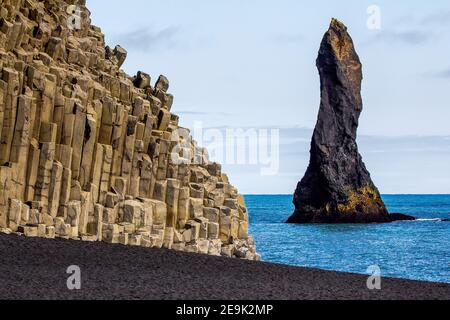 Piles et vagues de la mer de basalte à la plage de Reynisfjara. Côte sud de l'Islande. Banque D'Images