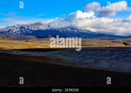 Vue panoramique sur Hekla est un stratovolcan situé dans le sud de l'Islande. 1,491 mètres (4,892 pieds) de hauteur. Banque D'Images