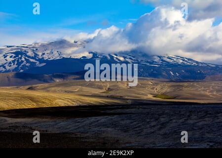 Vue panoramique sur Hekla est un stratovolcan situé dans le sud de l'Islande. 1,491 mètres (4,892 pieds) de hauteur. Banque D'Images